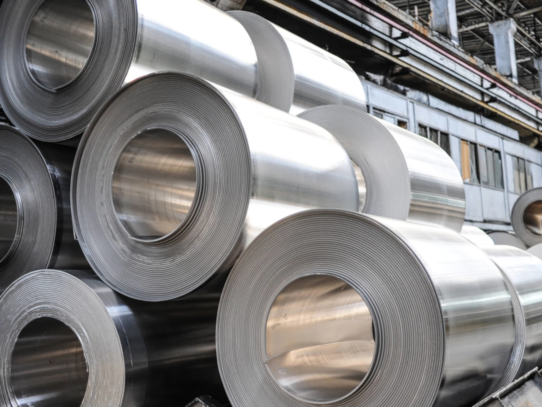 Rollen aus Aluminium in einer Halle